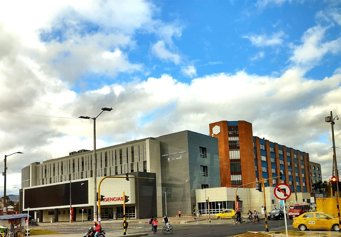 Kennedy Hospital Vue de la rue d'un bâtiment hospitalier avec un ciel bleu et des nuages.