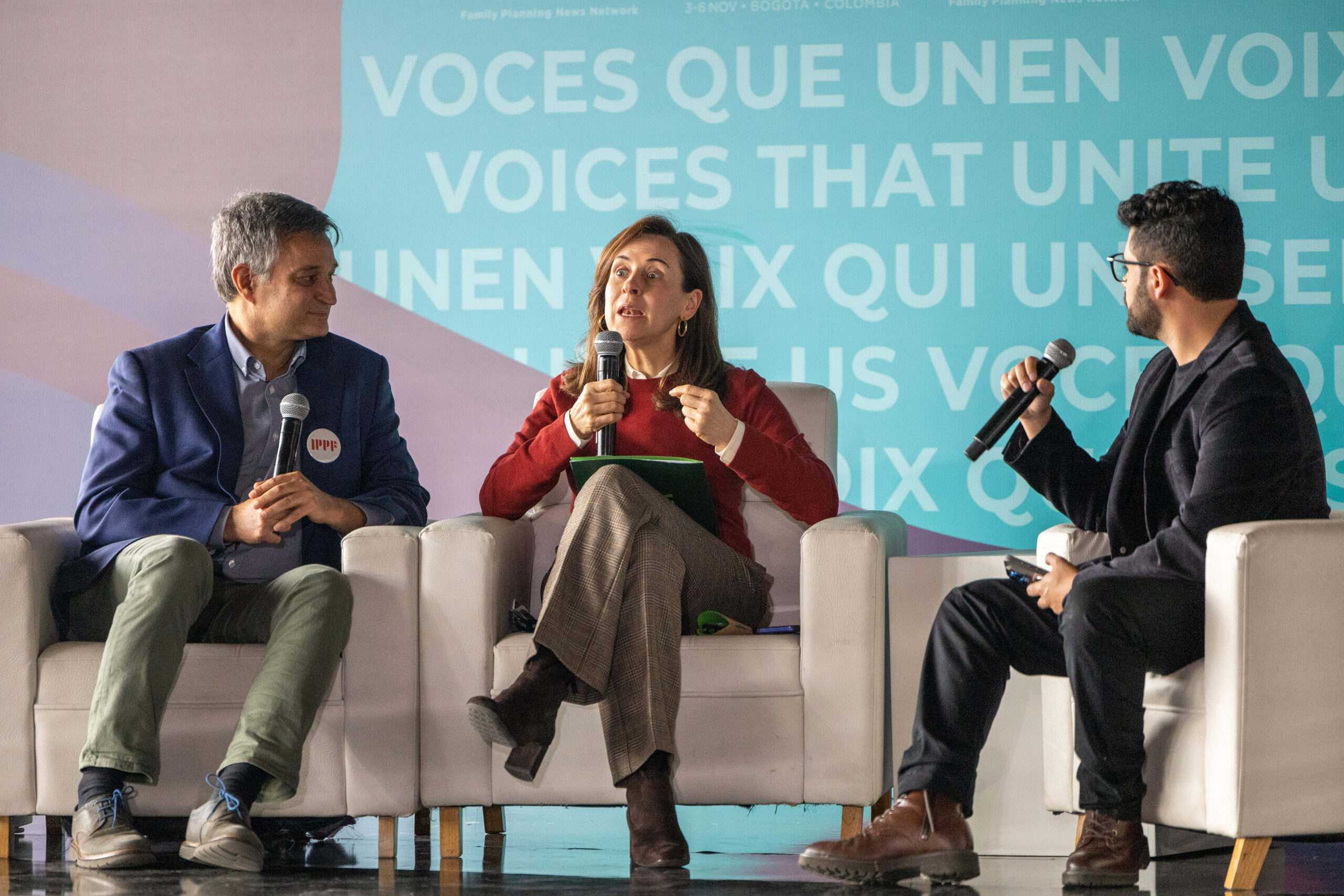 54978333440_4253c005d0_o trois personnes tenant des microphones et assises sur des chaises blanches sur une scène