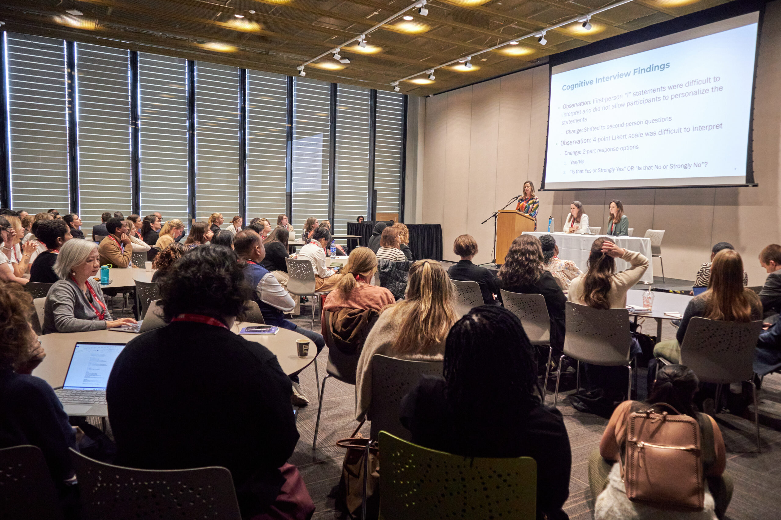 54979958458_ce47e31b39_o une salle pleine de gens écoutant une présentation scientifique