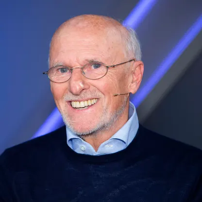 Portrait d'un homme en chemise à col qui parle avec un casque audio