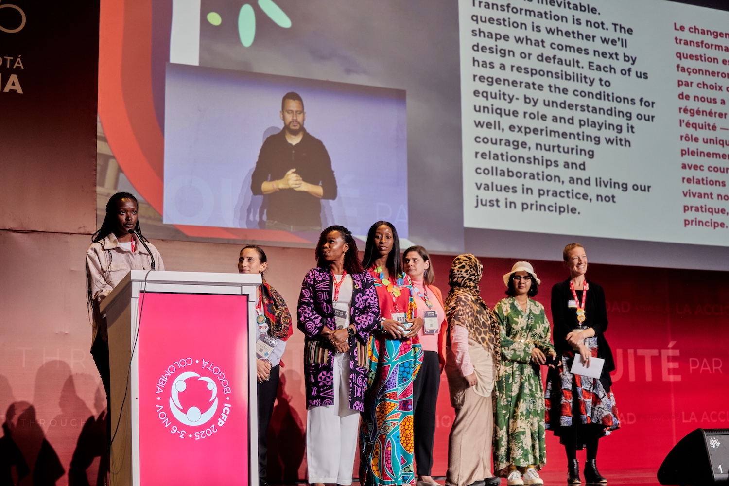 IMG_1624 une salle pleine de gens écoutant une présentation scientifique