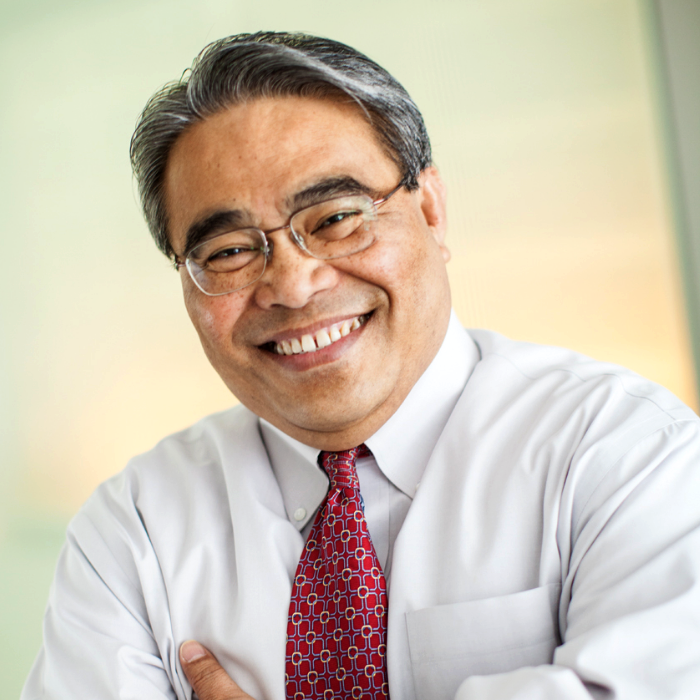Portrait d'un homme en chemise blanche avec une cravate rouge et des lunettes