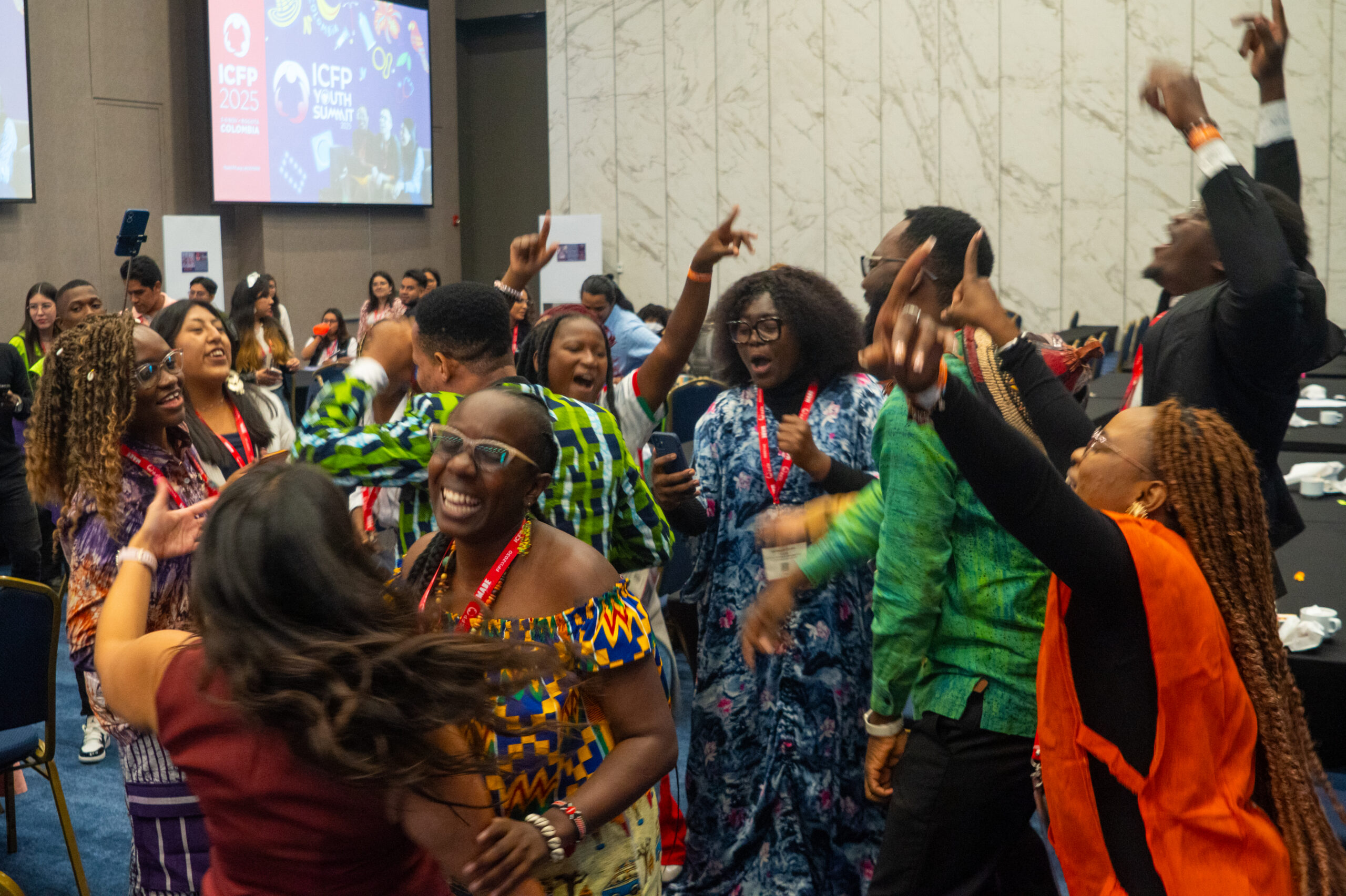 Des gens qui dansent et lèvent les bras